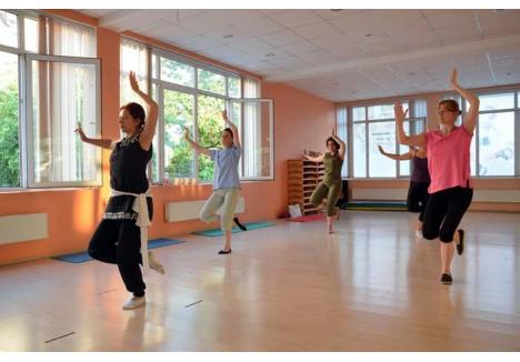 DANS FĂRĂ STRES. O noutate încă pentru Oradea, cursurile de yoga dance au prins deja câteva doamne şi domnişoare care, la finalul orei, se declară încărcate cu energie şi gata pentru o nouă zi